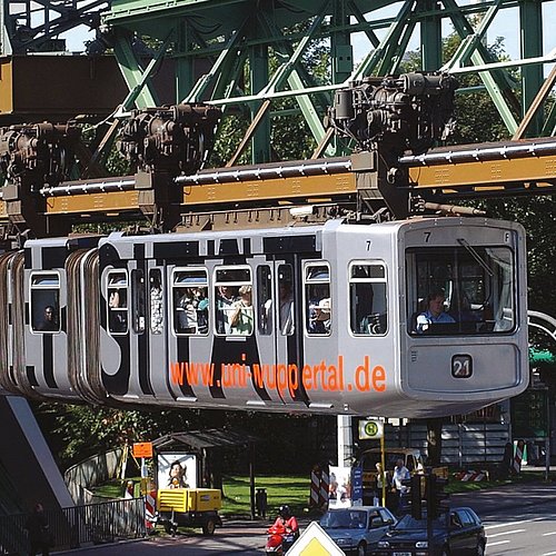 Schwebebahn mit Schriftzug "Universität"